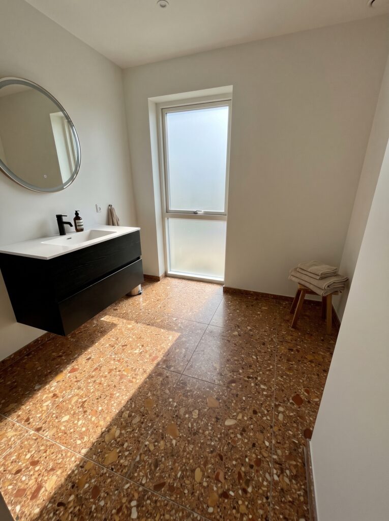 warm-modern-bathroom-ideas-sunset-terrazzo-floor